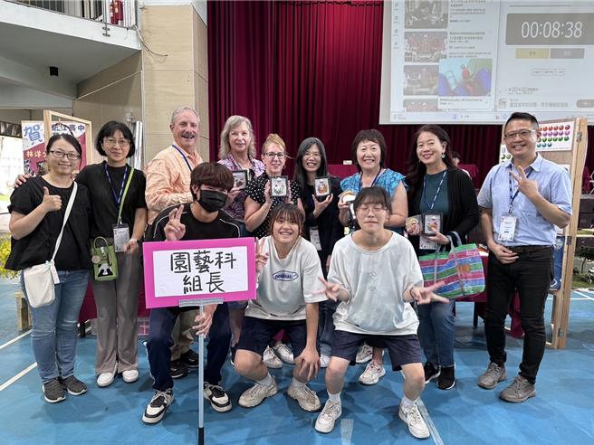 新社高中21日接待美国学者。（校方提供／李京升台中传真）