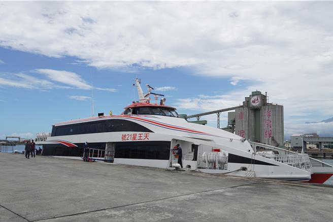 「天王星21号」客轮今天从台东富冈渔港航行到花莲港试泊，熟悉花莲海域也测试停靠码头高度，未来将视中央指示支援花莲到宜兰苏澳的海运备援工作。（罗亦晽摄）
