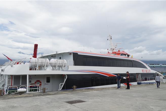 「天王星21号」客轮今天从台东富冈渔港航行到花莲港试泊，熟悉花莲海域也测试停靠码头高度，未来将视中央指示支援花莲到宜兰苏澳的海运备援工作。（罗亦晽摄）