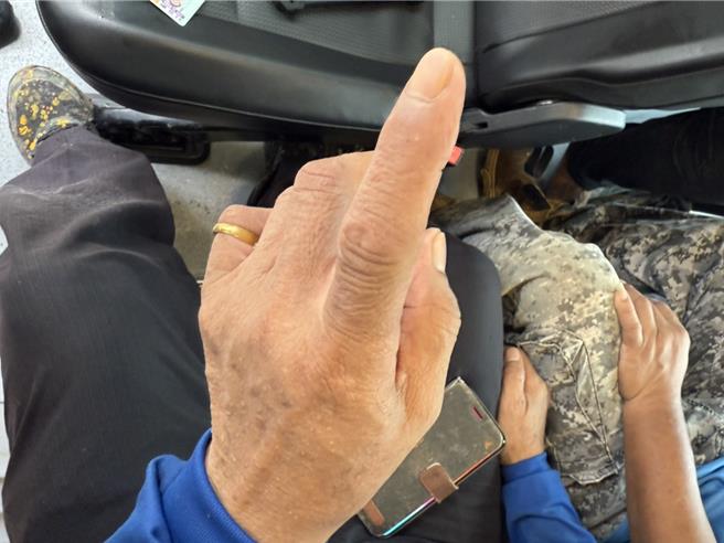 2025年5月23日苗栗縣／苗栗縣竹南鎮群創光電廠區21日上午11時21分發生一起化學灼傷意外，3名外包工程人員作業時不慎遭鹼性廢液噴濺，造成2級燒燙傷。（讀者提供／呂麗甄苗栗傳真）