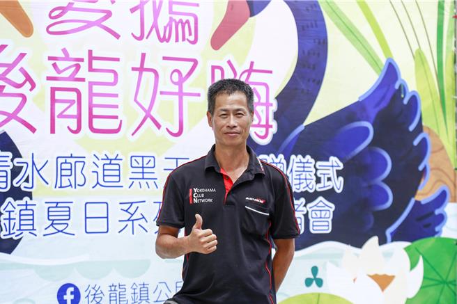 范进轩是汽车修护业者，同时经营「大久繁殖场」，拥有禽类人工繁殖与饲养经验，去年成功让疣鼻天鹅自然孵化，创下全台纪录。（吕丽甄摄）