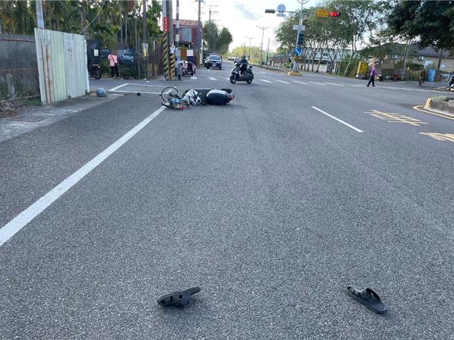 屏東縣內埔鄉18日發生一起嚴重車禍，20歲李姓女大生騎機車行經科大路三段與新生路口時闖紅燈，在自摔後機車滑行撞到綠燈直行、騎單車的83歲唐翁。（警方提供／謝佳潾屏東傳真）