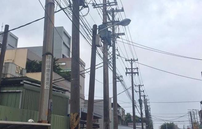 龟山区民生北路一段电缆地下化施作到一半就停摆。（陈雅伦提供／蔡依珍桃园传真）