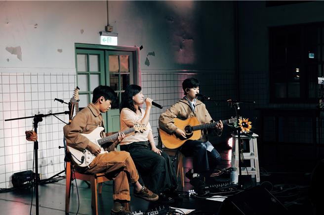 王彙筑日前回嘉義開唱,邀請媽媽擔任嘉賓。(傻皮文創提供)