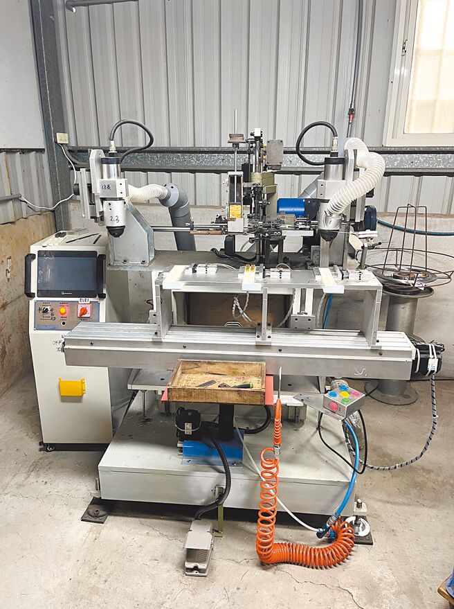 义发全新引进工业与民生用植刷毛机。图／周荣发