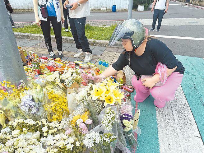新北市三峡严重车祸酿成3死12伤，昨天不少民眾自发到现场献花及摆放零食，悼念死者。（高钧麟摄）
