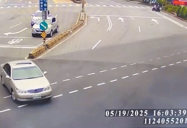 78岁余姓老翁19日下午4时许，行经新北市三峡区学成路左转国成街时，自撞分隔岛后倒车衝撞后方车辆，肇事后疑似加速逃离现场。（警方提供／柯毓庭新北传真）