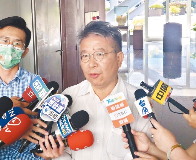 针对台电称中火没有火力全开，台中市环保局长陈宏益20日反驳台电说法，并指「中火开到9成9」。（陈淑娥摄）