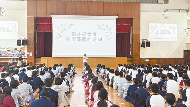 新北市三峡区国成街、国光街口19日下午4时许发生严重车祸，酿成3死12伤。三峡国中20日办理安心宣导。（新北市教育局提供／叶书宏新北传真）
