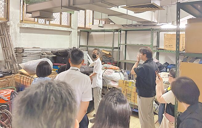 台北市议会民政委员会20日考察台北车站行李房，站方人员表示，开放街友存放个人物品，取代随地放置在车站周围，有效改善周边市容。（丁上程摄）