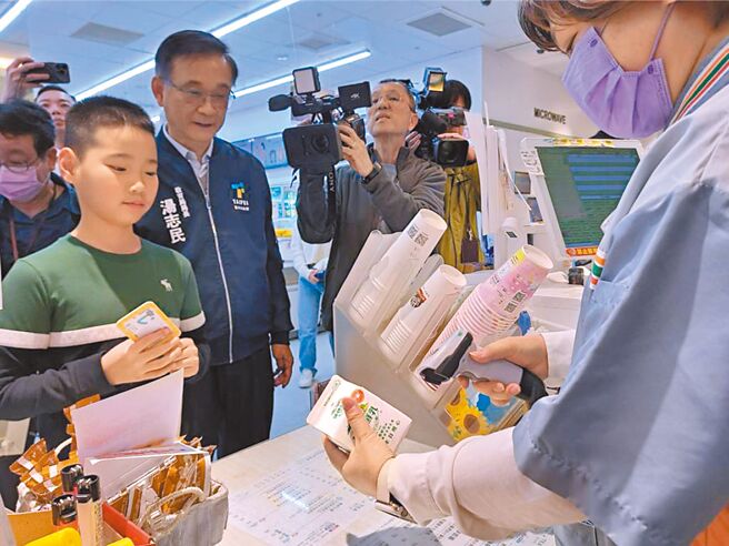 台北市「鲜奶周报生生喝鲜奶」自4月上路，让全市约8万名国小、幼儿园学子受惠，台北市教育局预计新学期9月起纳入3.3万名未上学的孩童。（本报资料照片）