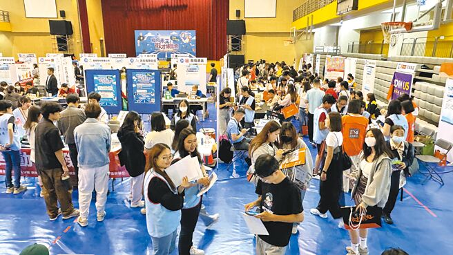 金门县「2025职向未来！徵才博览会」20日在金大体育馆盛大登场，共有60家来自台湾本岛与在地厂商，提供逾1400个职缺，吸引近1300名金大应届毕业生及民眾到场求职。（于家麒摄）