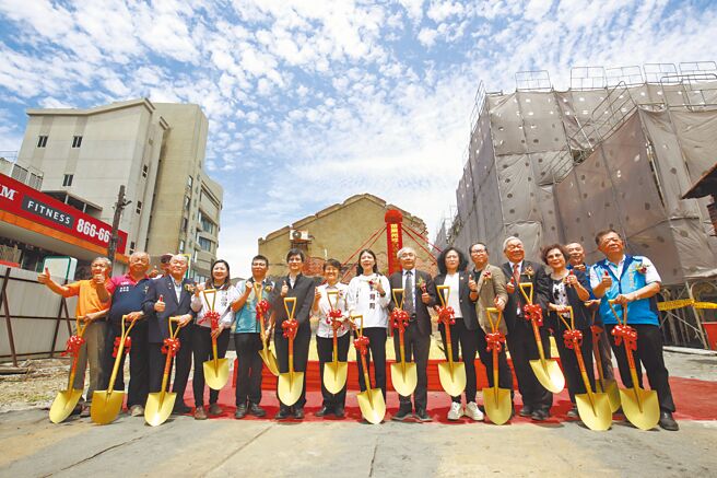 苑里镇公有零售市场歷经2018年祝融焚毁及6年多等待，20日举行拆除重建统包工程上梁及歷史建筑修復工程动土典礼。（吕丽甄摄）