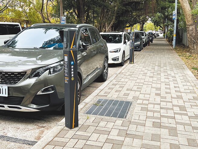 新竹市政府積極建置智慧停車柱，目前總數已突破1300席，盼舒緩人力短缺，降低紙張耗材，提供民眾即時查詢停車資訊及導引服務。（王惠慧攝）