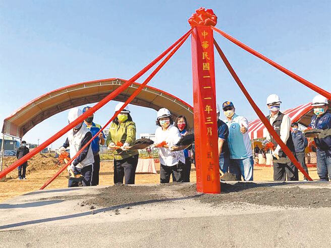 嘉义市长黄敏惠3年前主持湖美棒球场第一期工程动工，至今尚未完成，议员催进度。（本报资料照片）