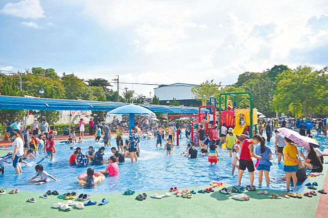 嘉义县竹崎亲水公园戏水池被民眾质疑水质亮红灯，导致孩童出现皮肤过敏反应，竹崎乡公所表示日后将委外管理水质。（取自竹崎乡公所脸书／吕妍庭嘉义传真）