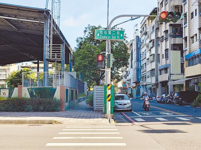 高雄市行人路权促进会检视高雄市国小周边通学步道，提出包含路口外推、设置停车弯等多项改善建议，高雄市交通局表示，会纳入未来改善计画参考。（任义宇摄）