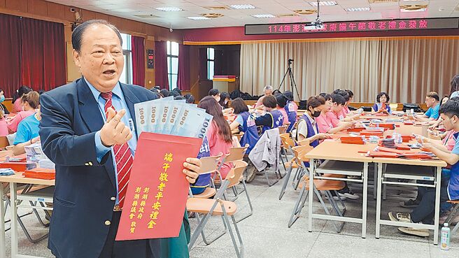 澎湖县长陈光復20日关心端午节敬老礼金作业进度，亲自前往警察局二楼大礼堂视察。（许逸民摄）