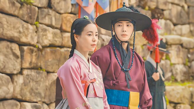 秋泳愚（右）在《玉氏夫人传》饰演林知衍的「同性恋夫婿」。（中天娱乐台提供）