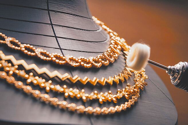 Dior Galons系列珠宝，多面向打磨与不同光泽的呈现是其亮点。（Dior提供）