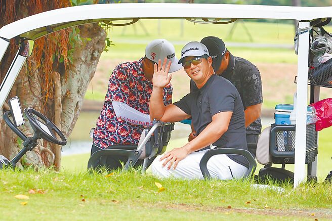 「棒球情人」高国辉20日挑战世壮运高尔夫35+男子组，以总杆109杆完赛，成绩不甚理想，仍笑着说「真的很紧张，第1洞开球就直接打到隔壁球道」。（邓博仁摄）