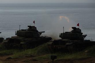 澎防部戰車營戰車砲規正射擊 磨練戰技