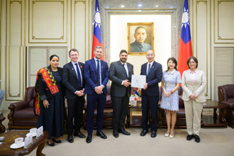 影》韩国瑜遇到对手了！接见法国访问被「反杀」这句  全场笑翻