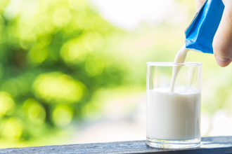 低脂、全脂牛奶哪个好？哈佛研究：喝对降40％肝病风险