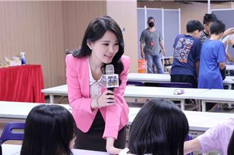 美女主播林佩潔「頂強颱連線」囧樣曝光！強裝鎮定展現專業