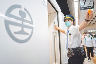 車長遭旅客狠甩巴掌砸手機 台鐵：已驗傷協助提告