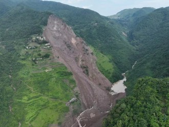影》驚悚空拍！貴州大走山 「土石流噬民宅」2死17人受困