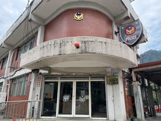 新店原住民騎車獵槍滑落走火擊中脖子 緊急送醫保住一命