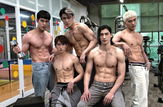 《男公館》殺青！5超壯男星全脫了 「肉色一片」太養眼