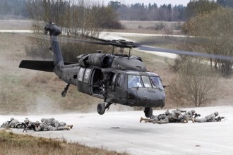  东欧俄式直升机逐步退役  二手黑鹰直升机成抢手货