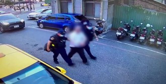 湖口车站醉汉闹事！ 推拉站务员遭铁警管束 