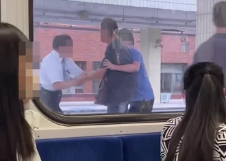 还原现场！从车厢吵到月台 车长乘客互殴「导火线」曝光