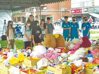 獻花默哀 三峽車禍現場成追思海