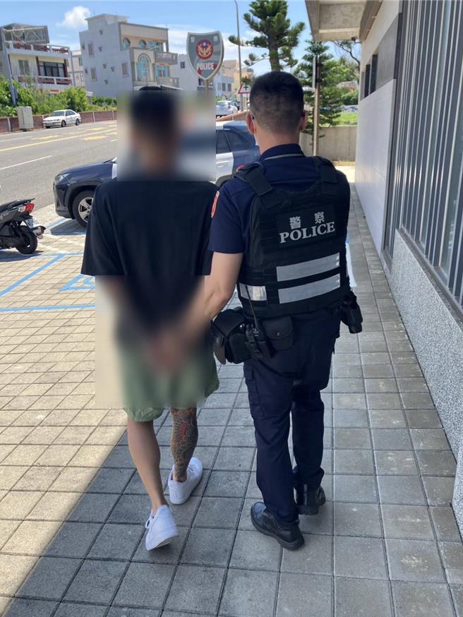 2025年5月22日澎湖縣／警方22日在澎湖安宅某民宿緊急逮捕酒後互毆造成朋友重傷的張姓嫌疑人。（警方提供／許逸民澎湖傳真）