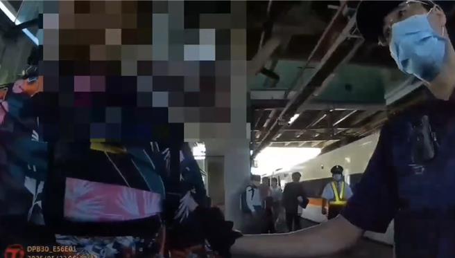 涉嫌殴打列车长的朱男，被铁警带下车。（铁警提供／王志伟花莲传真）