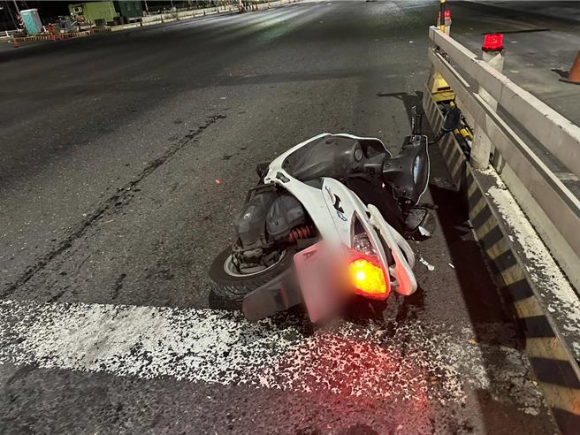 林男騎機車沿小港區沿海二路南向北行駛，不慎擦撞施工護欄肇事，詳細車禍原因待釐清。（翻攝照片／洪靖宜高雄傳真）