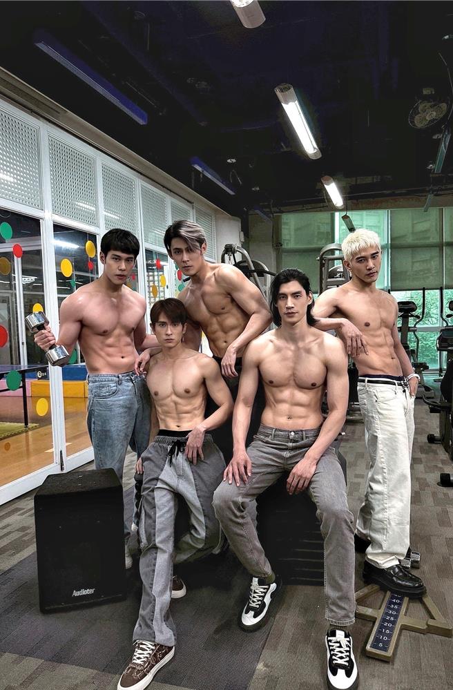 周予天（左起）、石知田、陳奕、羅宏正、張立昂操出6塊肌（達騰娛樂提供）