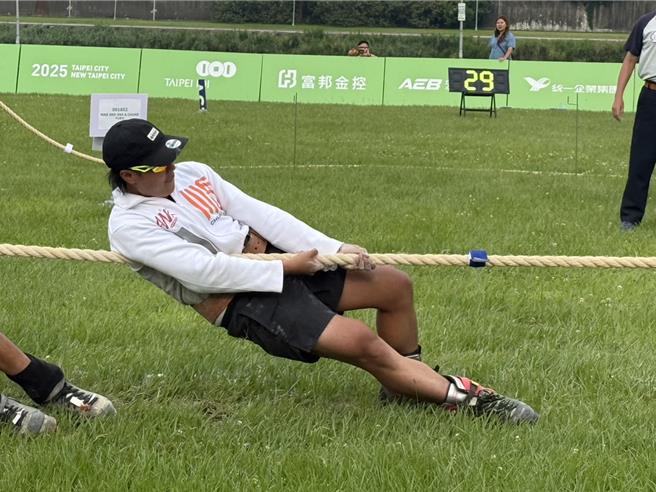「玖壹壹」成員洋蔥22日參加雙北世界壯年運動會拔河賽。（混血兒娛樂提供）