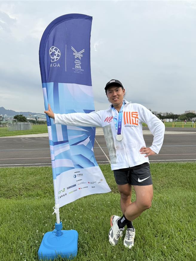 「玖壹壹」成員洋蔥22日參加雙北世界壯年運動會拔河賽。（混血兒娛樂提供）