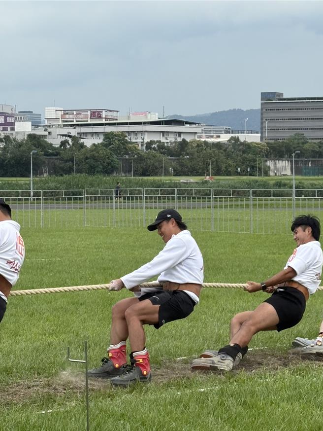 「玖壹壹」成員洋蔥22日參加雙北世界壯年運動會拔河賽。（混血兒娛樂提供）