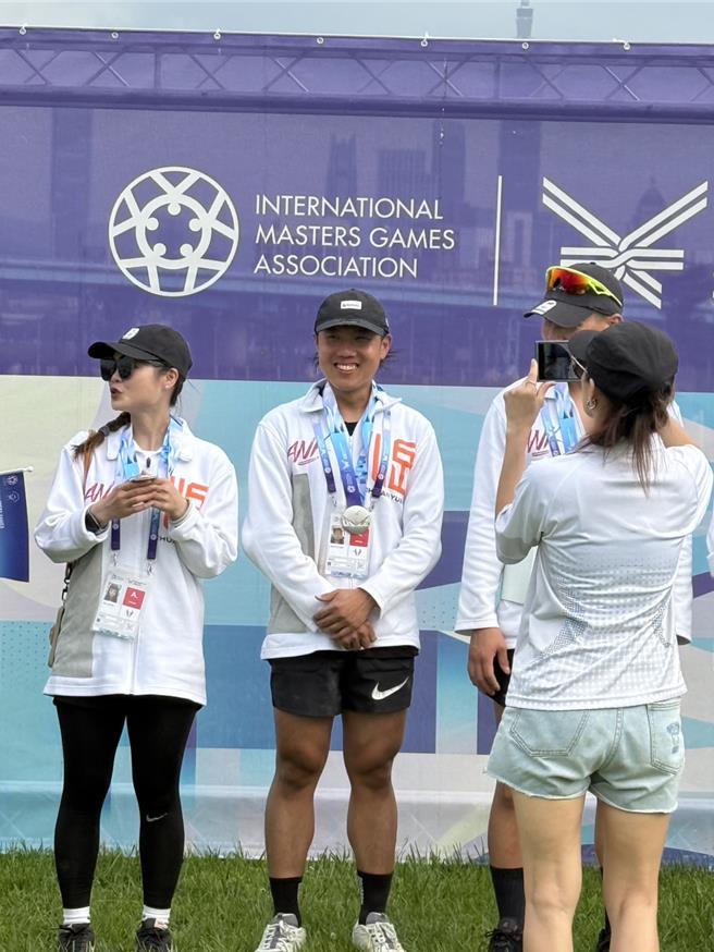 「玖壹壹」成員洋蔥22日參加雙北世界壯年運動會拔河賽。（混血兒娛樂提供）