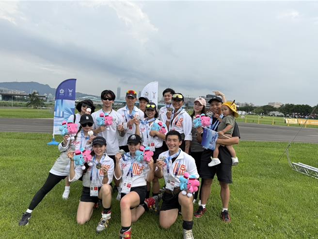 「玖壹壹」成員洋蔥22日參加雙北世界壯年運動會拔河賽。（混血兒娛樂提供）