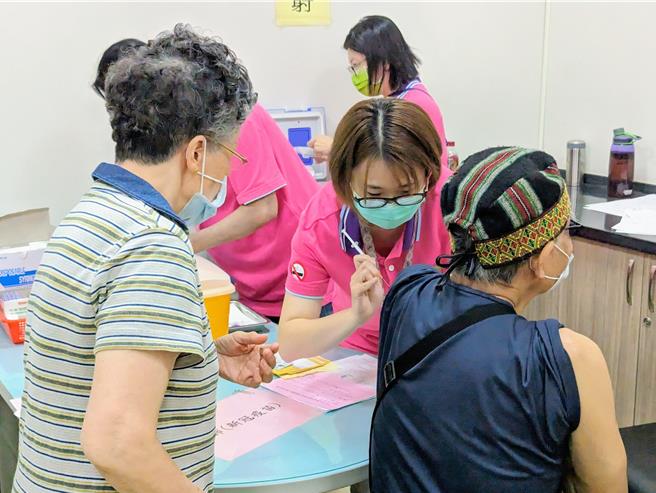 基隆市新冠疫情升温，基隆市政府卫生局呼吁民眾尽快接种新冠疫苗，提升自身的免疫力。（张志康摄）