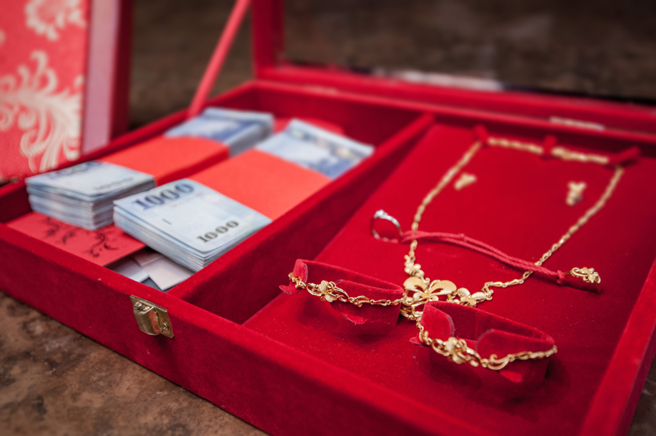 一位準人妻提出122萬的聘金、月中等結婚條件，被準婆家批評太貪心後，憤而墮胎。（示意圖：shutterstock／達志）