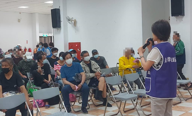 法律扶助基金会律师杨淑玲（右）在现场提醒街友，切勿将身分证件或帐户资料交给他人，以免沦为诈团的代罪羔羊。（张铠乙摄）
