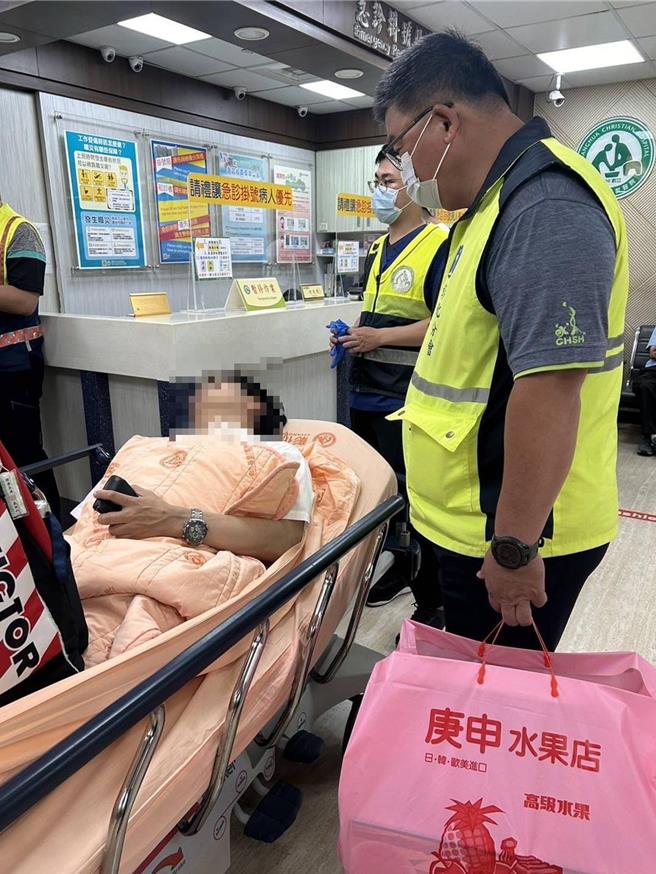 台铁员工遇袭送医治疗。（读者提供）